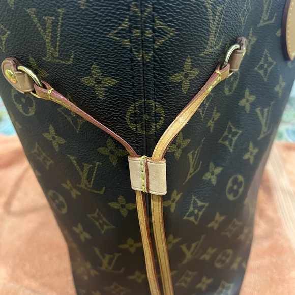 Louis Vuitton Brown Monogram Neverfull MM with Magenta interior. Includes pouch. - Picture 5 of 15